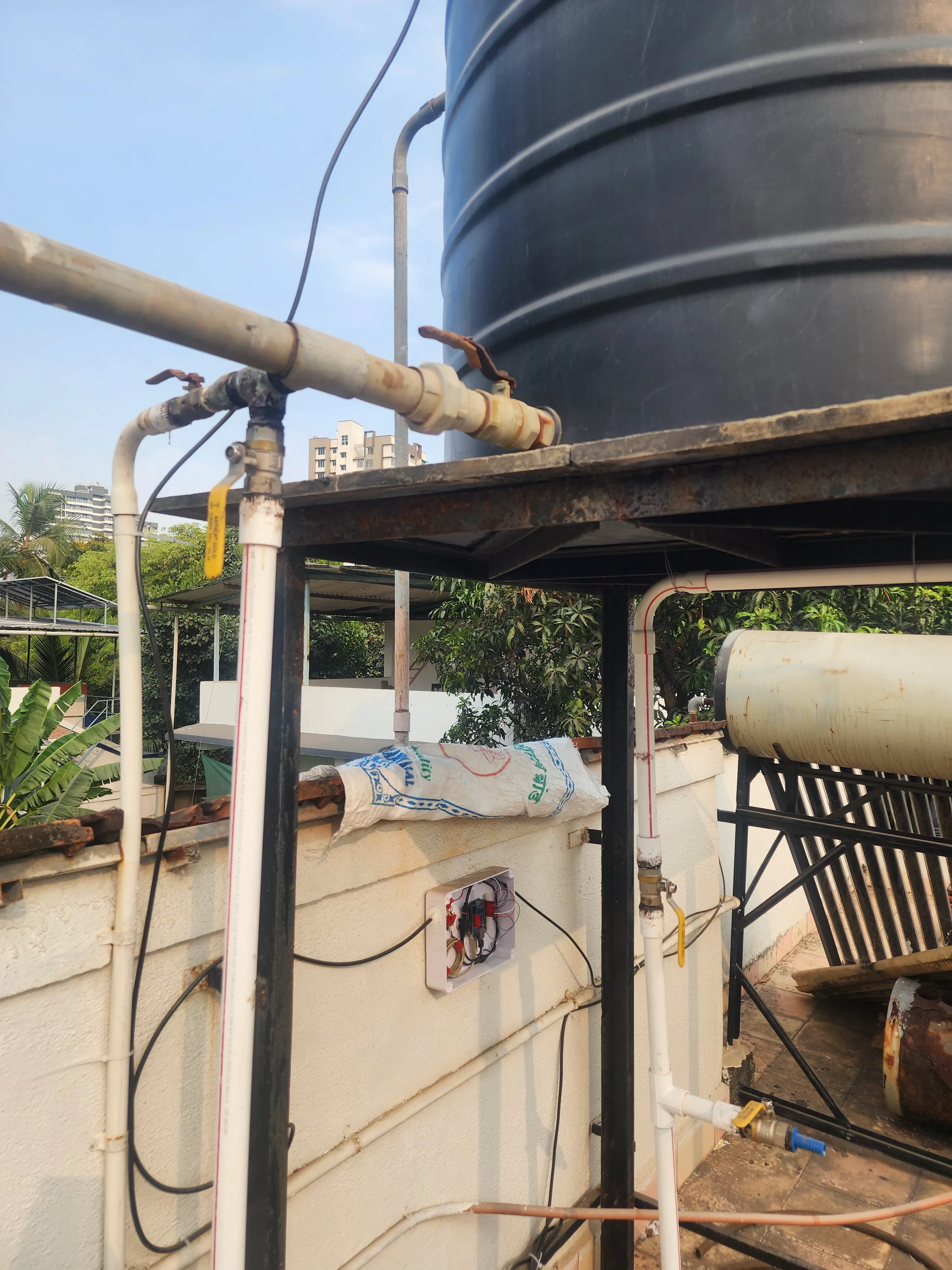 The sensor cable running from the sealed box up into the water tank.